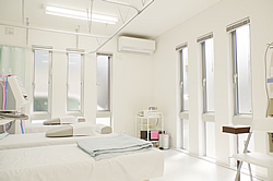 調布の整骨院・接骨院 きょうこ整骨院の明るく清潔感のある治療室